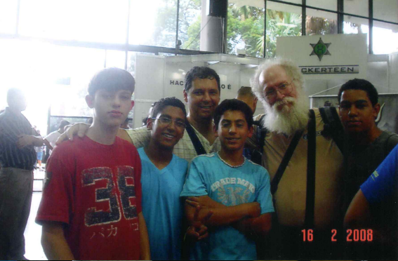 Da esquerda para a direita:Henrique (sobrinho), Leonardo (sobrinho), Eu, Adilson (filho), Jon Maddog Hall, Anderson (amigo)